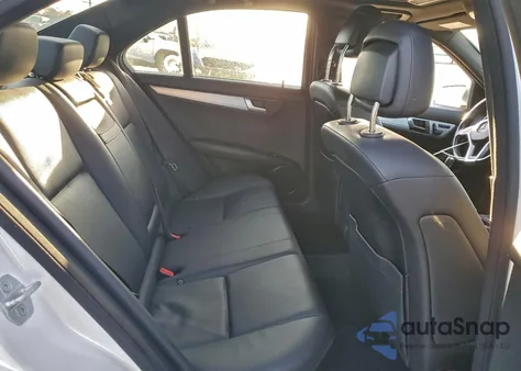 2013 Mercedes-Benz C 250 z USA, uszkodzony, nr VIN WDDGF4HB6DA843586